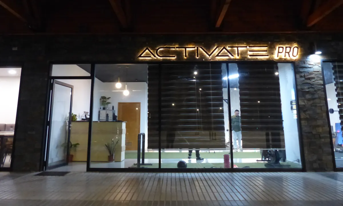 Entrada del gimnasio Actívate Pro en Galería Lily